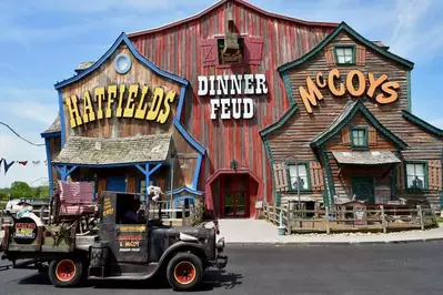 hatfield and mccoy dinner show in pigeon forge