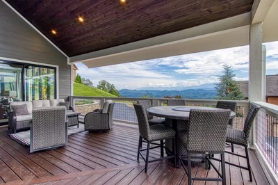 summit mountain splash cabin view during summer in the Smokies