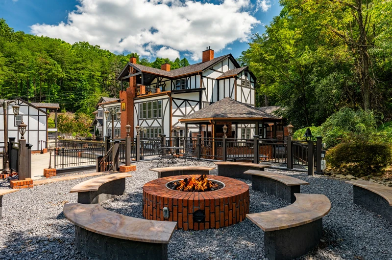 DICKENS LODGE